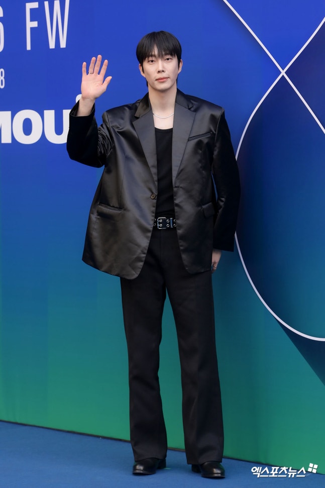 鄭元奎亮相首爾時裝週《換乘戀愛4》明星展現全黑時尚魅力