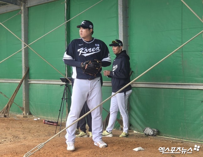 류현진 '첫 불펜피칭', 코칭스태프가 놀랐다!…"어떻게 이렇게 한 번에"→RYU "구종 다 던졌다, 감 괜찮다" [오키나와 스케치]