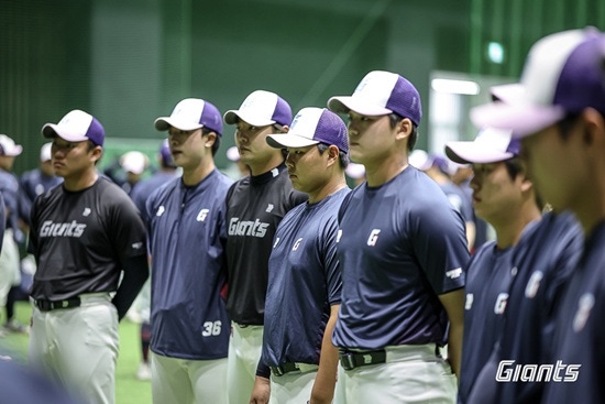 "힘 실어줄 테니, 선수단 문화 만들어달라"…롯데 '도박 4인방' 자체 징계 NO→공은 선수단에게 왔다, '뉴 자이언츠' 만들까 [미야자키 캠프]