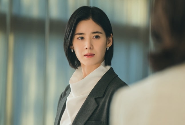 鄭恩彩在《榮耀：她們的法庭》中飾演姜信才以堅定台詞展現領導魅力與正義決心