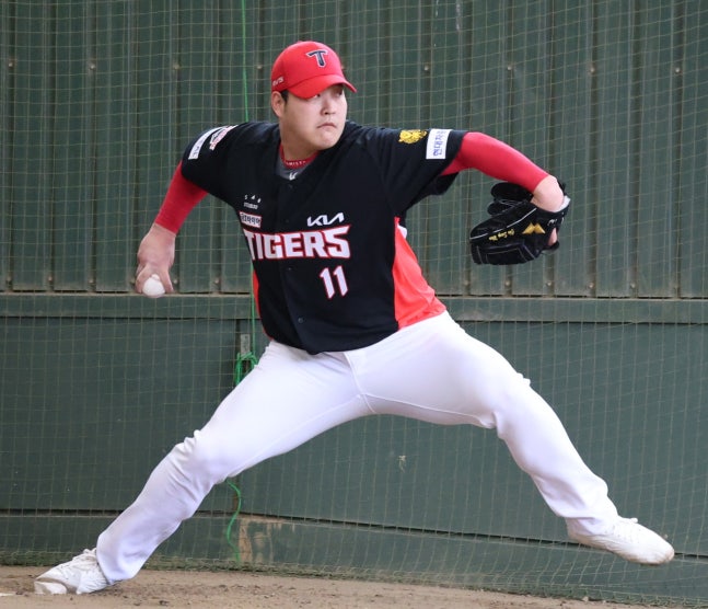 FA 미아 위기→극적 계약 타결...KIA '10억+지명권 2장' 주고 데려온 필승조, 캠프 MVP 선정! '28홀드' 작년보다 더 기대되는 이유