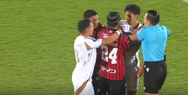 '이거 놔!' 손흥민, 이렇게 폭발한 적 있었나…'담그려고' 작정한 태클, SON 분노 대폭발→쏘니까지 경고라니