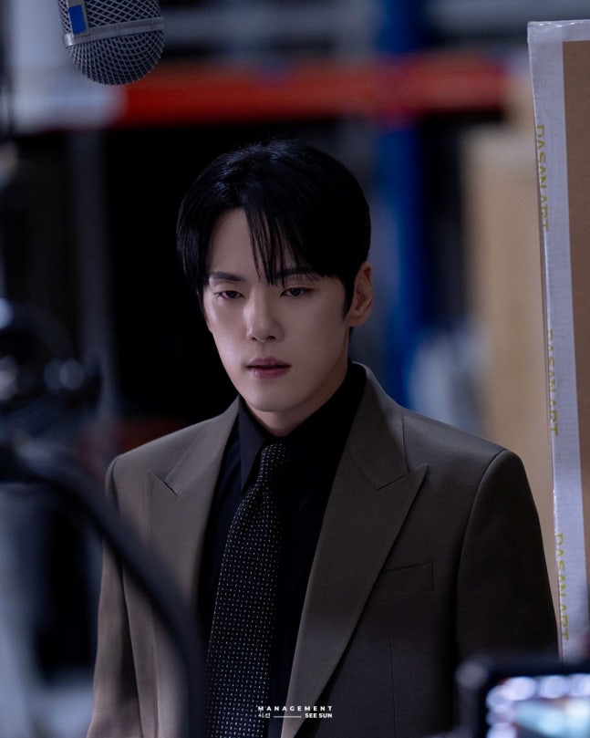 金正賢於tvN《魔女之吻》演繹神秘財閥白俊範精彩演技