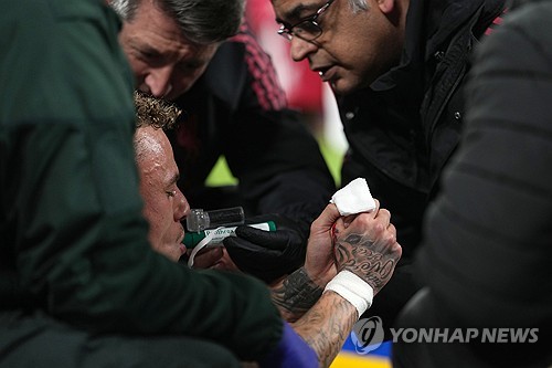 '피 철철' 손가락 잘릴 뻔, 심각한 부상+산소 공급까지…조롱하던 팬들도 경악 "신이 그를 도와주시길"