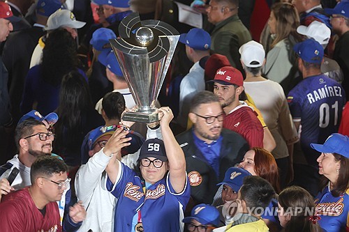 "MLB 너무하네" 베네수엘라 선수, 우승 축제 '전원 불참'…트로피만 놓고 씁쓸한 '자축 쇼'