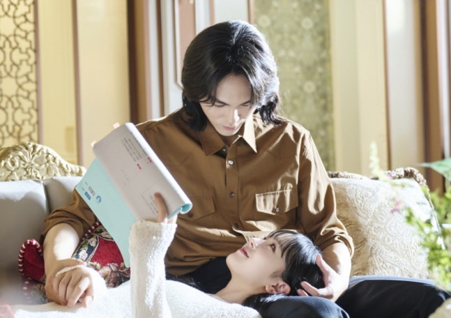 《申醫生》鄭珆贊白書羅膝枕深情場景，引爆話題與粉絲熱烈討論