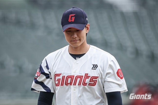 '이럴 수가' 롯데 또 악재→'155km' 1R 좌완 파이어볼러, 2G 뒤 1군 실종 왜?…"목 디스크 증상, 팔 각도 교정도 악영향"
