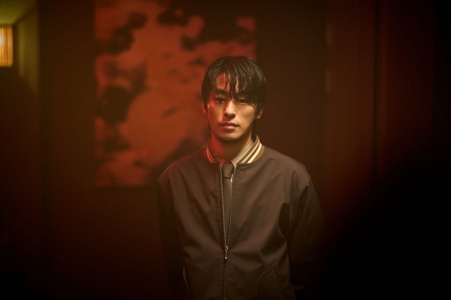 具教煥主演延尚昊新片《群體》曝光徐英哲劇照，生存抗疫新反派引期待