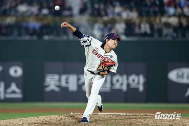 "선수를 키워야 하는 상황 아닌가" 김태형 감독의 아쉬움...롯데 '1R 루키' 데뷔전서 4볼넷, "자신있는 공 던지게 해야" 주문 [부산 현장]