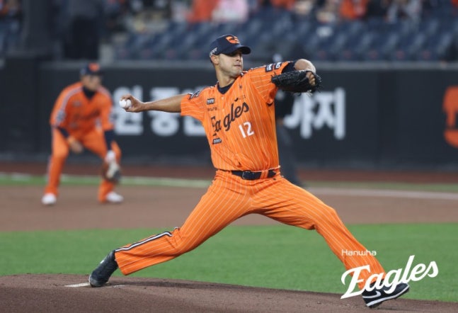 '노시환 또또 송구 실책' 너무하네…한화 1선발, 시즌 첫 패전 위기→5이닝 4피안타 3K 4실점 [대전 라이브]