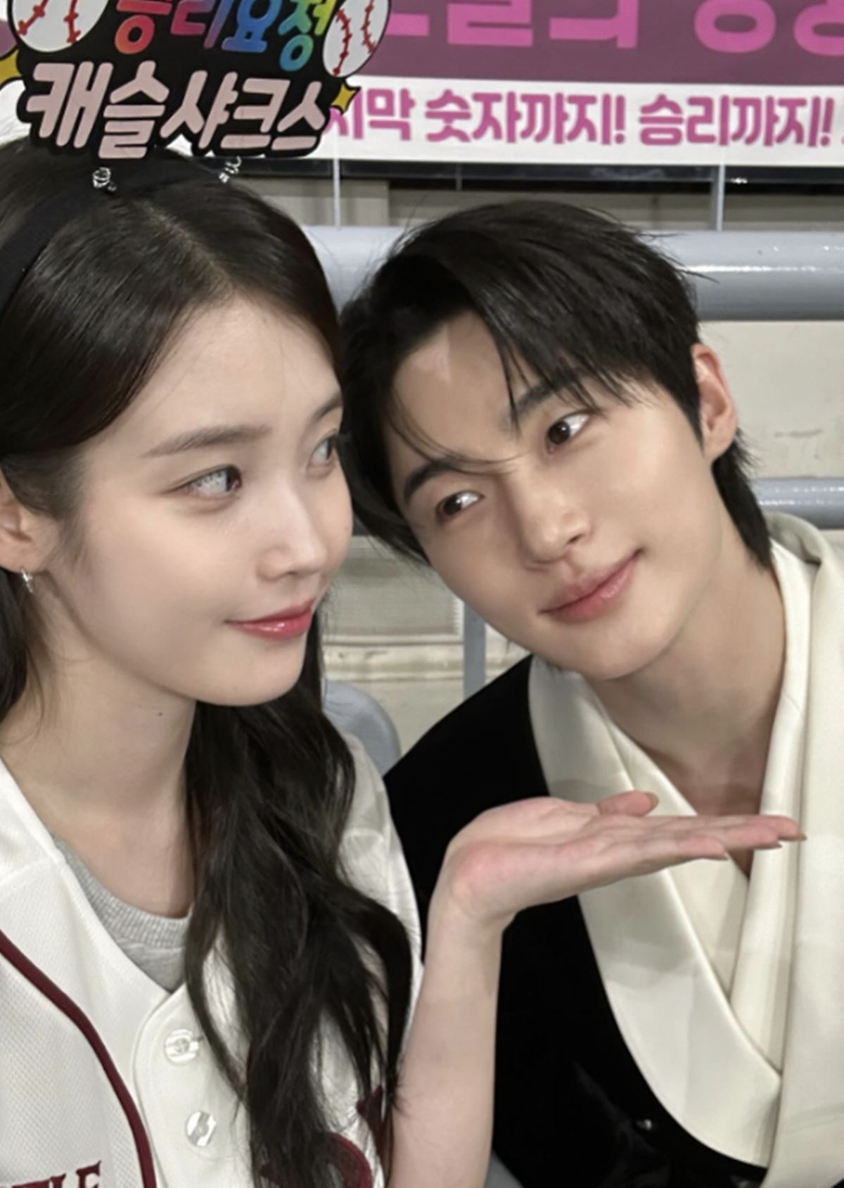 아이유 ♥변우석, 카메라 밖에서도 꿀이 뚝뚝…케미 美쳤다