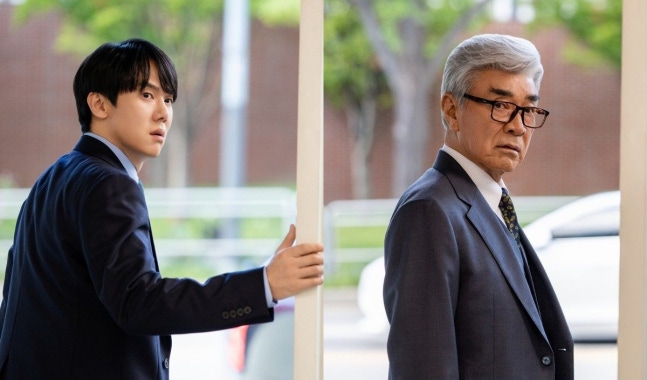 柳演錫在《神與律師事務所》挑戰多重角色與靈魂分離演技大爆發