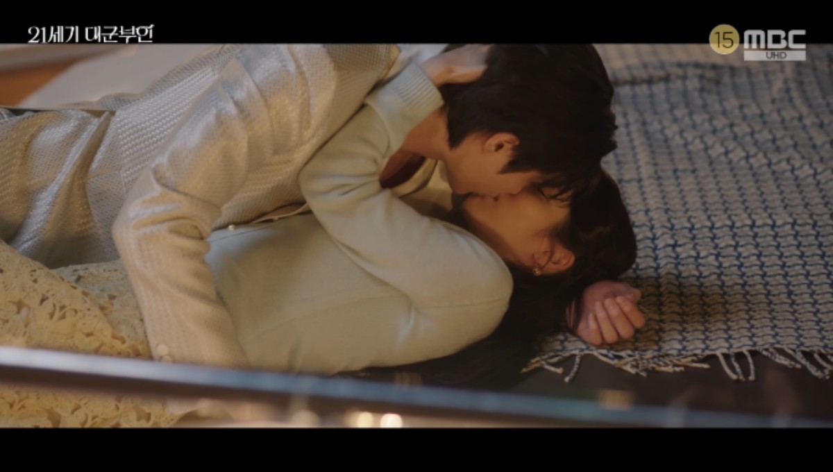 '대군부인' 아이유 ♥변우석, 치트키 썼다…'요트 키스신' 전세계 발칵