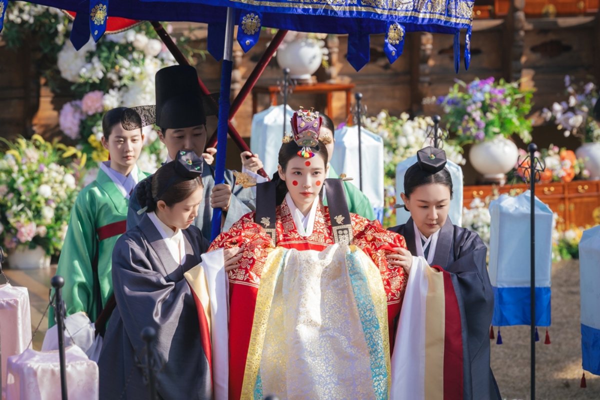 '대군부인' 아이유 ·변우석, 계약결혼 들통났는데…혼례식 미공개 사진...