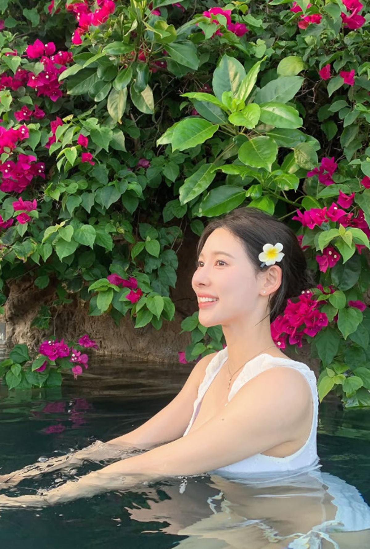 '남희두' <b>이나연</b>, 하와이서 <b>머리</b>에 꽃 달고 과감 자태