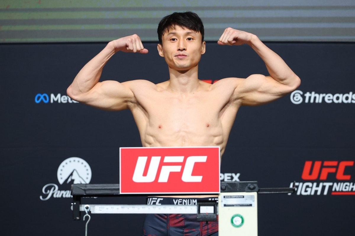 [속보] <b>UFC</b> <b>최두호</b>, 지옥의 <b>1R</b> 버티고→2R 연속 바디샷으로 역전 TKO승리...