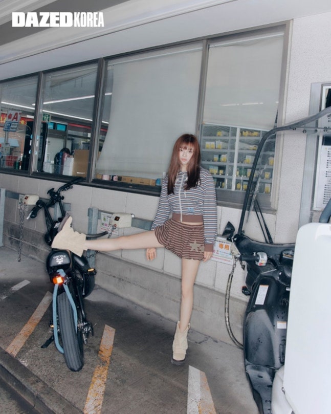 당당하고 자신감 넘치는 눈빛으로 존재감 드러냈어요