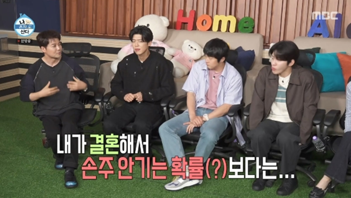 <b>전현무</b>, 부모님에 <b>유기견 입양</b> "결혼해 손주 안길 확률보다는..." (나 혼...