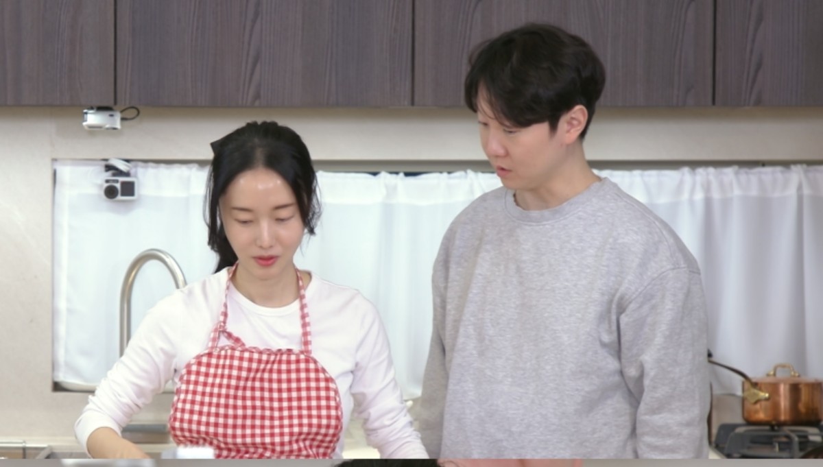 <b>이정현</b>, 결혼 후 의사 남편 변했다?…"연애 할 때는 달랐는데" (편스토...