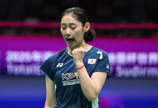 [속보] 韓 배드민턴 또 기적 쐈다! 초대형 파란 완성!…26위 <b>심유진</b>, 中...