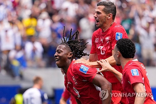 '만잠비 멀티골' 스위스, '1명 <b>퇴장</b>' 보스니아 4-1 대파→B조 선두 올랐...