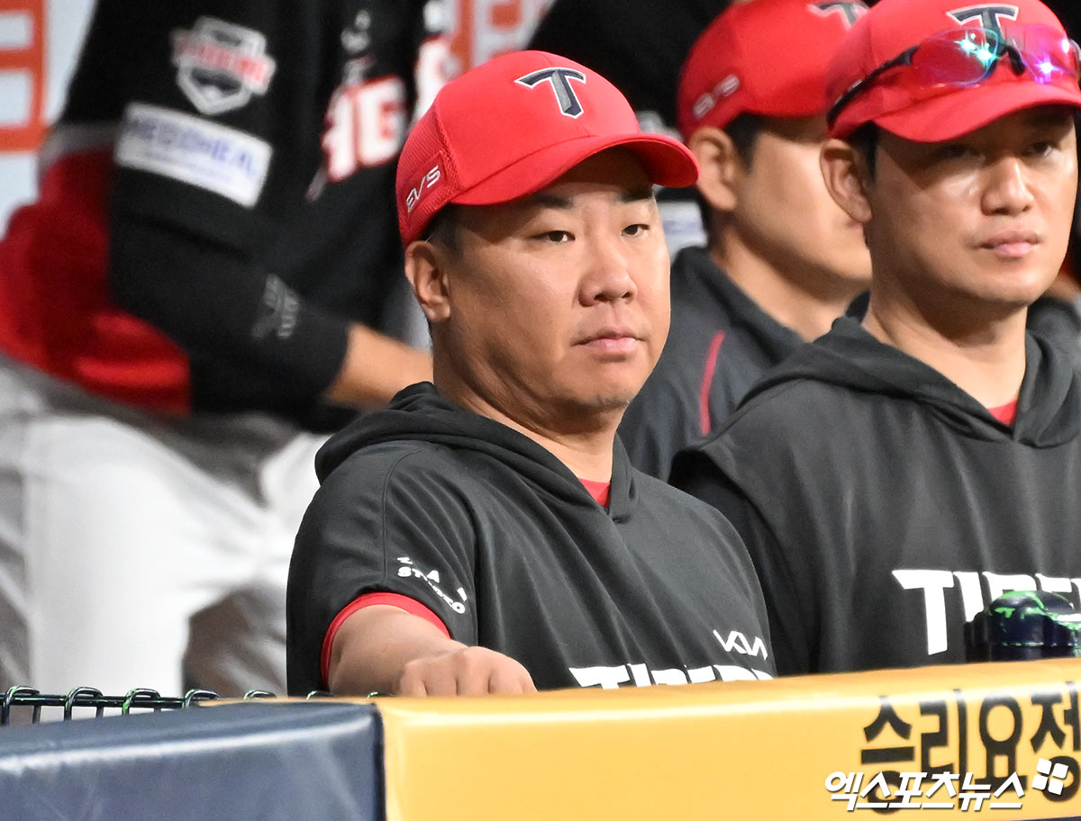 경기 지켜보는 이범호 감독[포토]