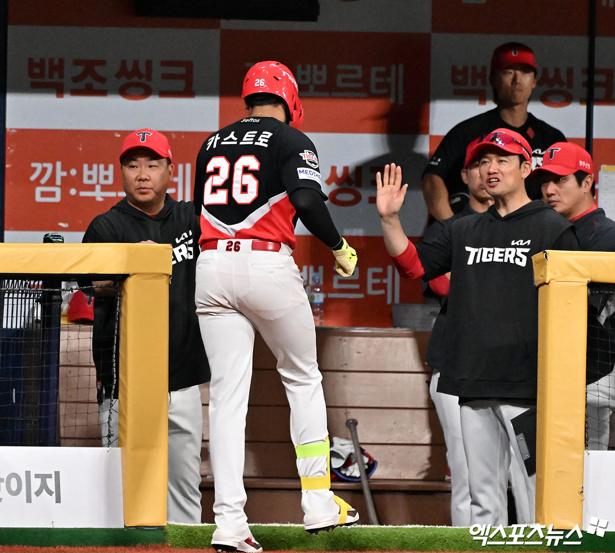 카스트로 ‘이범호 감독의 축하 받으면서’[포토]
