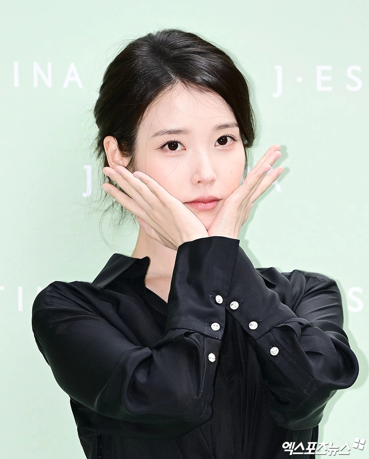 [공식] 아이유, '전원주택 매입' 양평군에 천만원 기부…연예계 대표 '선...