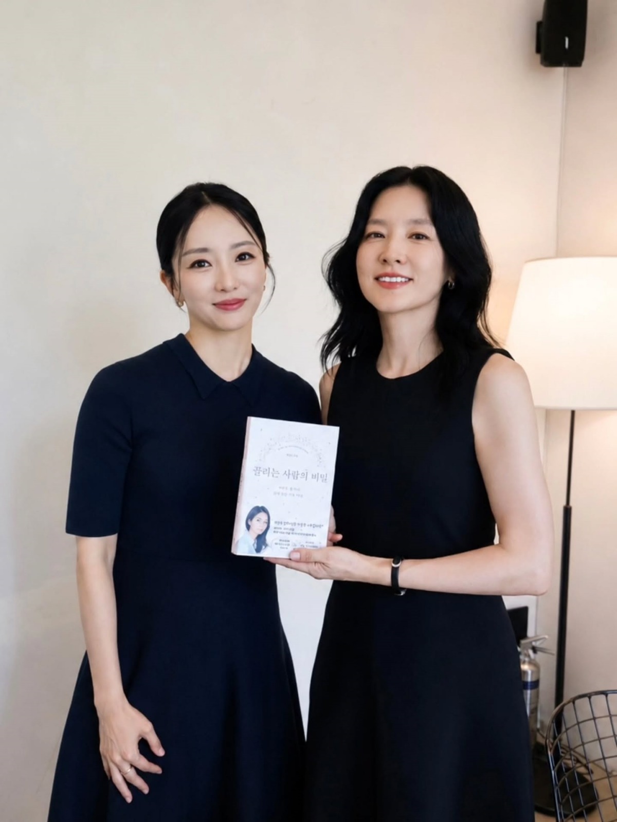 <b>이영애</b>, '55세' 믿기지 않는 비주얼…"우아함의 의인화" [해시태그]