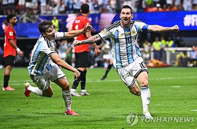 [속보] '와' 메시+아르헨티나 미쳤다…0:2→3:2, 이집트전 대역전승 '8강행 확정' (경기 종료)