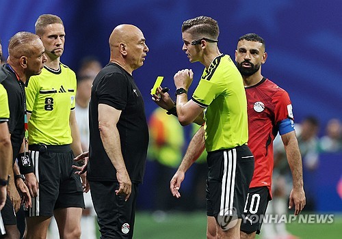 "메시 우승 대놓고 밀어준다" 이집트 감독, FIFA 공정성 정면 비판…'2:0→2:3' 충격 역전패 뒤 "모든 게 우리에게 불리하게 돌아가" 분노