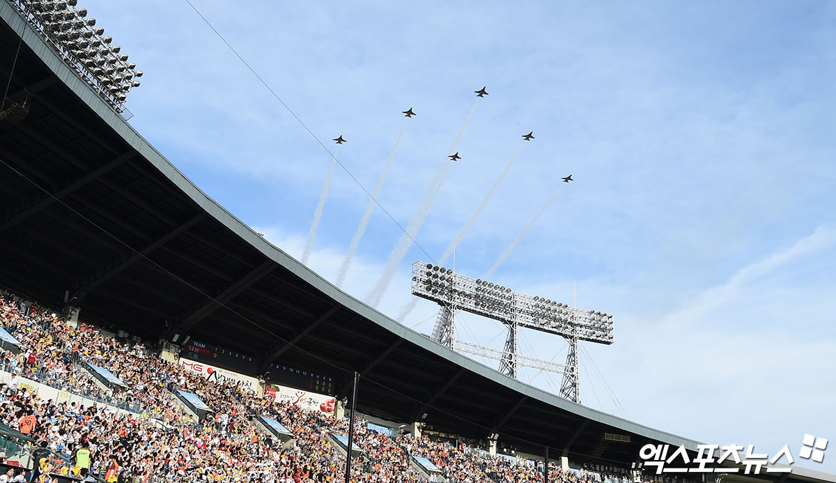 2026 KBO <b>올스타전</b> 축하하는 블랙 이글스 <b>에어쇼</b>[포토]
