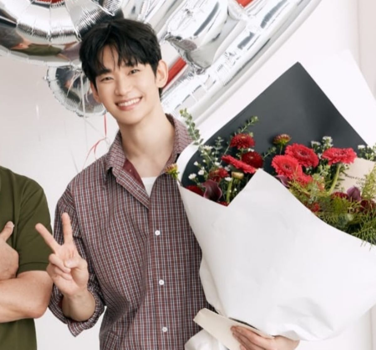 수척해진 김수현, 1년 4개월만 웃었다…꽃다발 안고 미소 포착 [엑's 이...