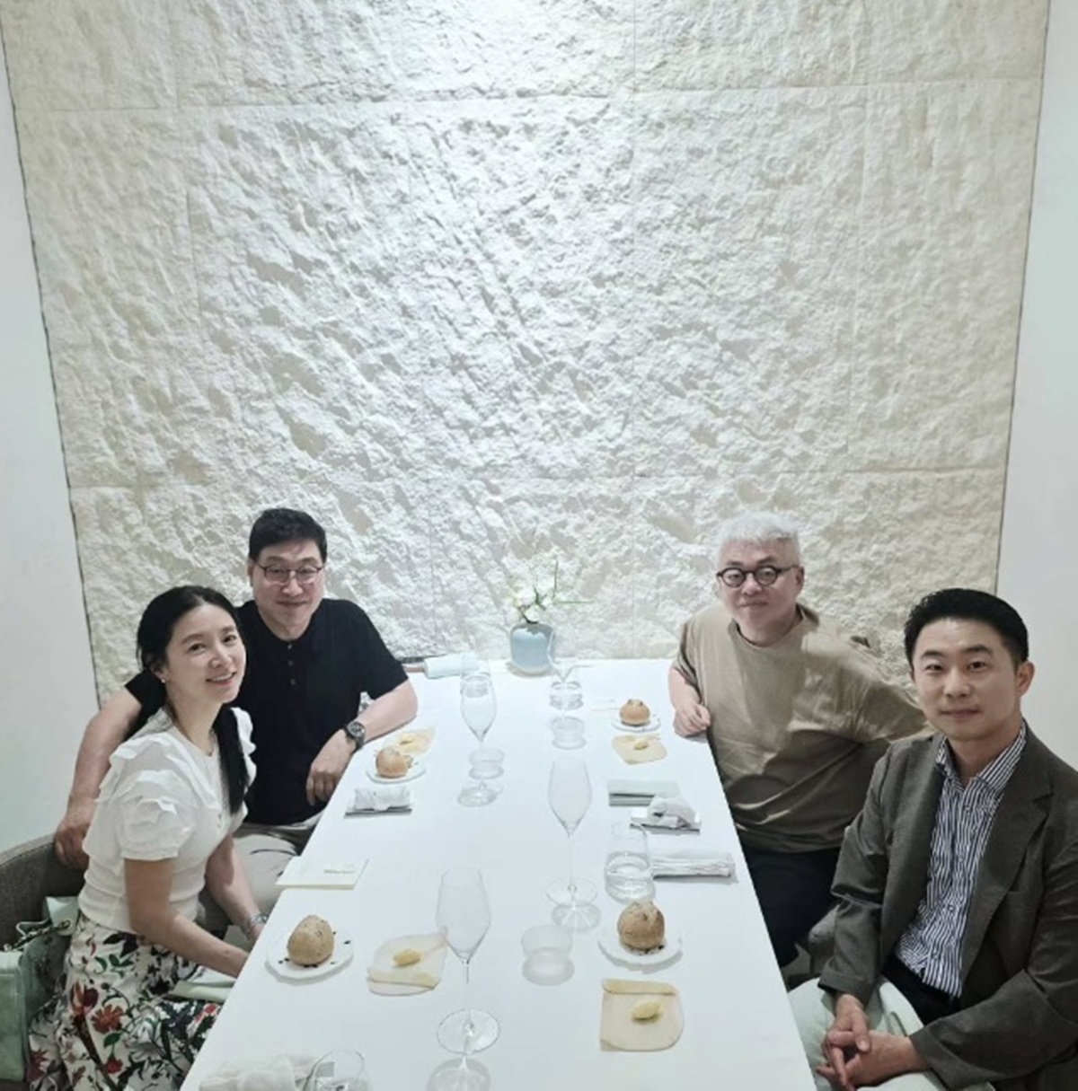 <b>이영애</b>, 20살 연상 <b>남편</b>과 식사 자리에서 포착…다정한 부부 투샷 [...