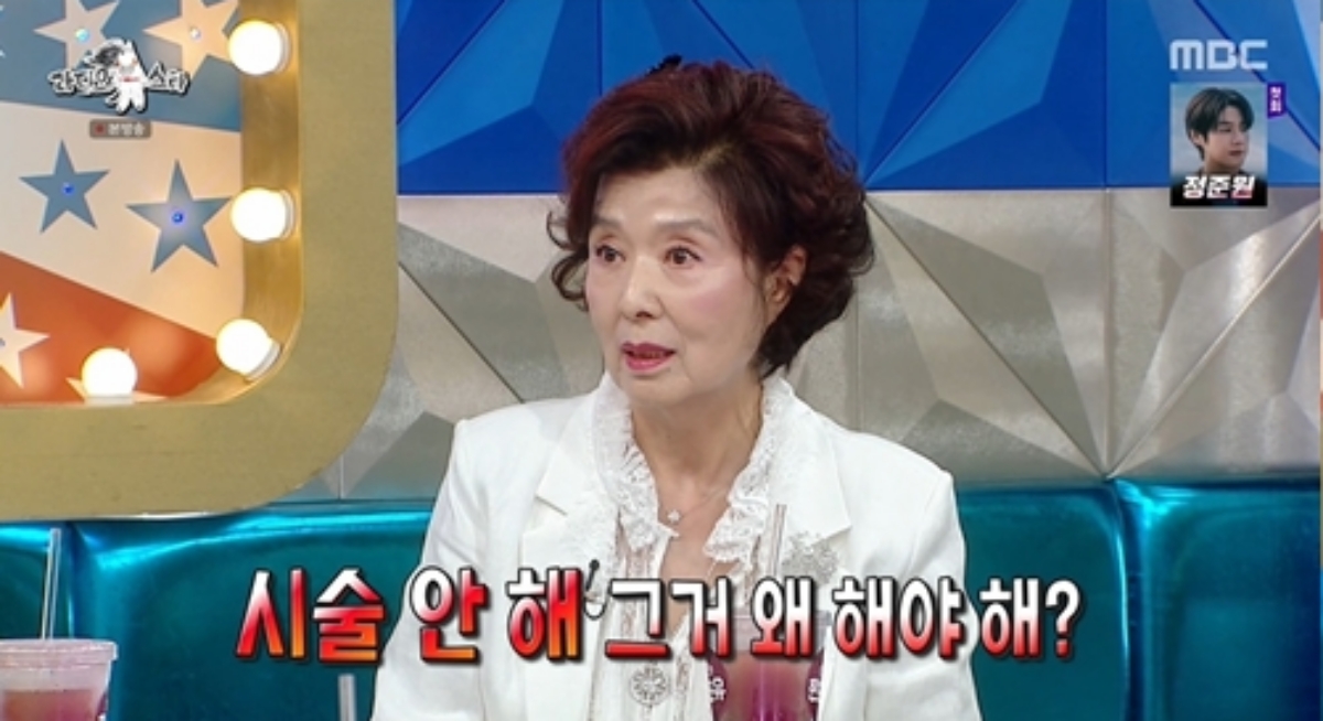'74세' <b>윤미라</b>, 보톡스도 안 맞은 자연미인…"성형외과 의사도 손대지 ...