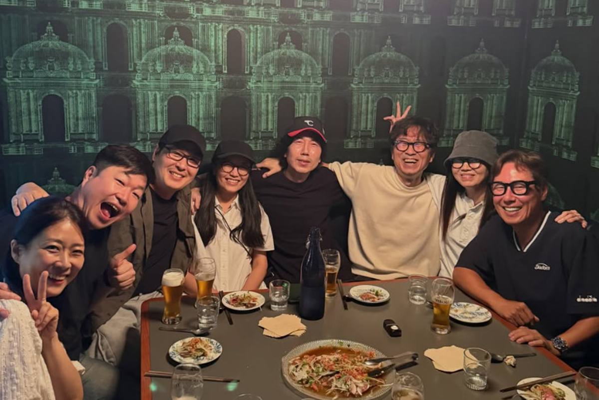 장항준<b>김은희</b> 술자리 포착…"26년 어치 술값 계산, 26년 후에 보자" 절...