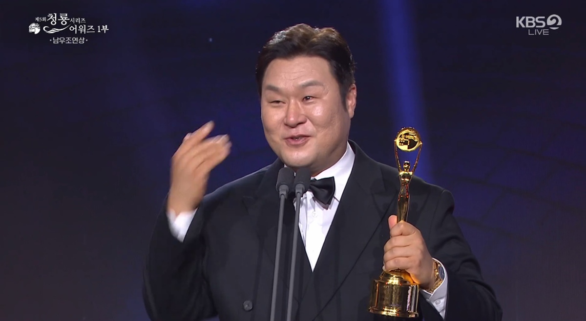 <b>윤경호</b>, 눈물의 <b>조연상</b>…"하고 싶은 말은 많지만, 간단히 부탁한다고" ...
