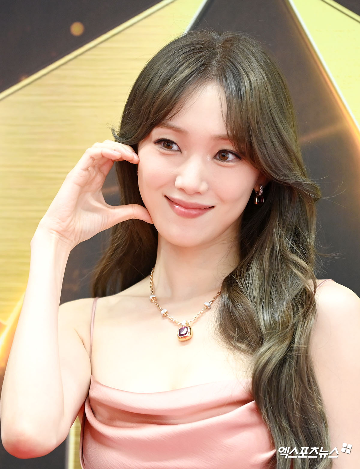 활동 뜸했던 <b>이성경</b>, <b>기부</b>로 전한 근황…<b>집중호우</b> 이재민에 '5천만원' 쾌...