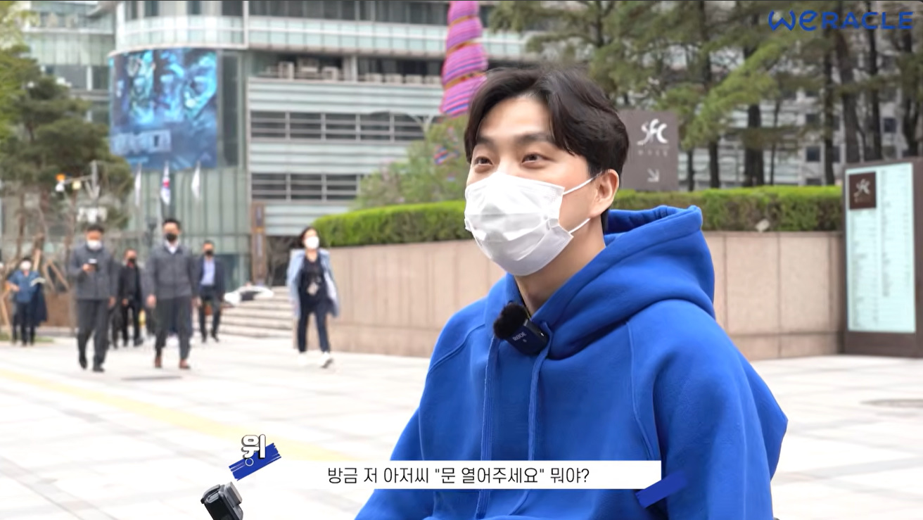 "저 아저씨 뭐야?" <b>박위</b>, <b>KTX</b>만이 아니었다…버스 탄 영상도 '파묘' [엑'...
