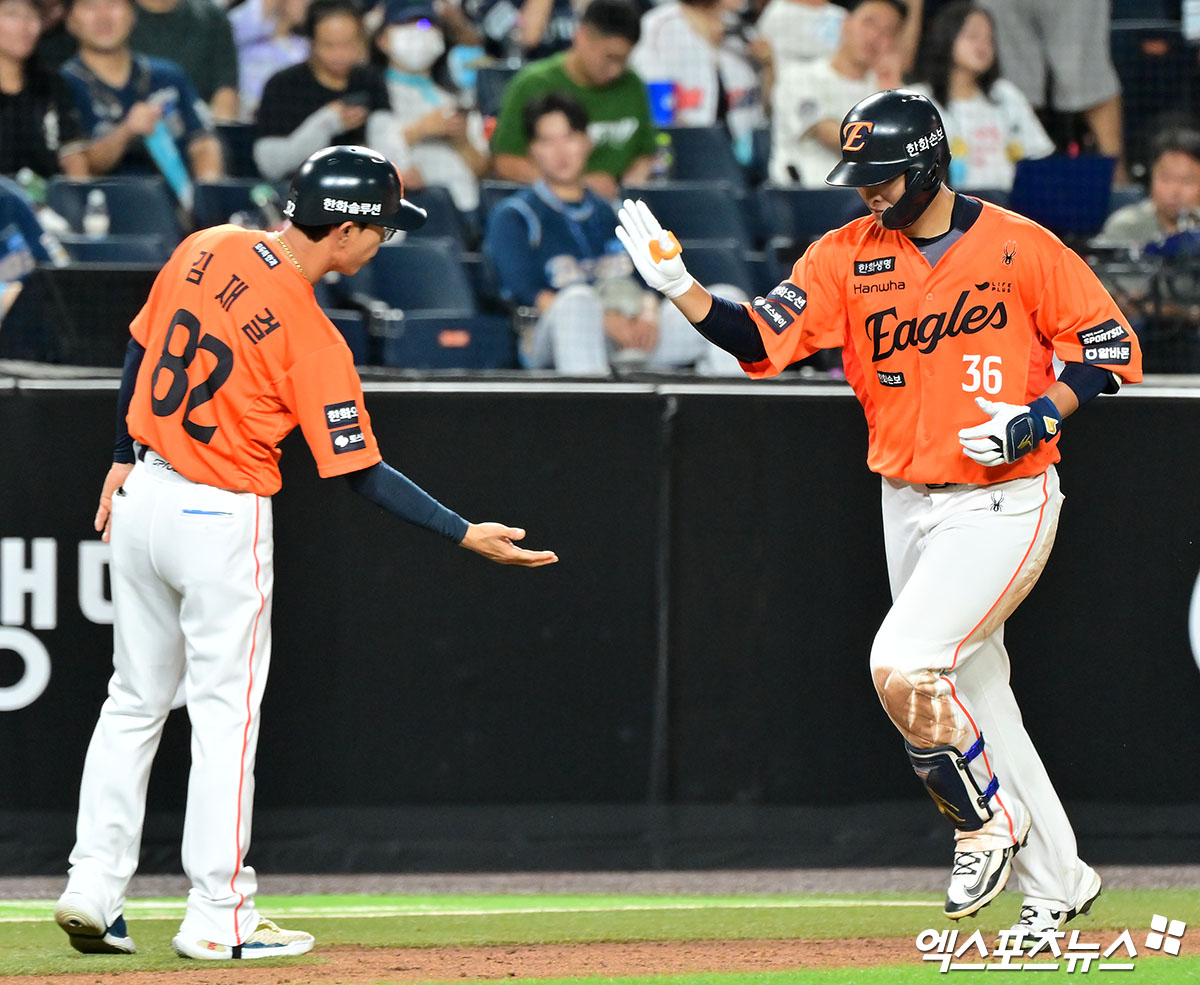 <b>한지윤</b> ‘볼파크 들썩이는 <b>백투백 홈런</b>’[포토]