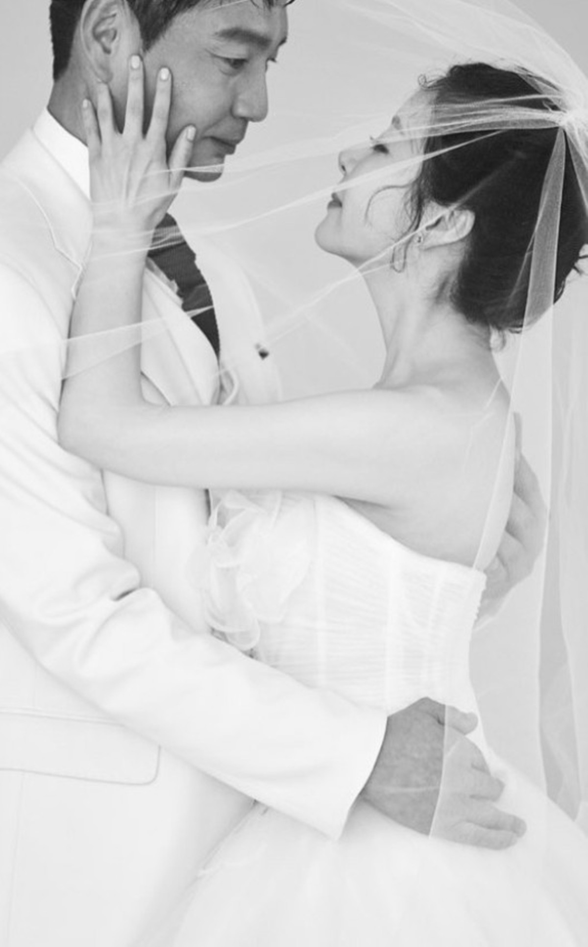 <b>지안</b><b>엄정욱</b>, 흑백에도 빛난 웨딩<b>화보</b>…손길부터 눈빛까지 '달달' [해...