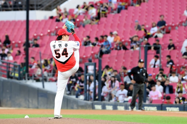 11일 오후 광주-KIA챔피언스필드에서 열린 2026 신한 SOL KBO리그 SSG 랜더스와 KIA 타이거즈의 경기, KIA 선발 양현종이 공을 힘차게 던지고 있다. KIA 타이거즈