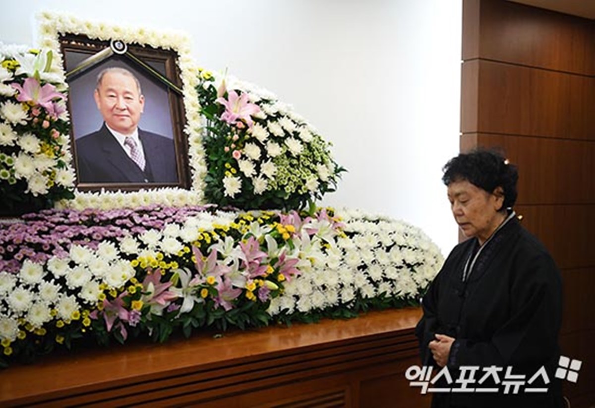 원로배우 故 <b>김인태</b>, 오늘(12일) <b>8주기</b>…<b>백수련</b> "'100억 빚' 탓" 죄책감 ...