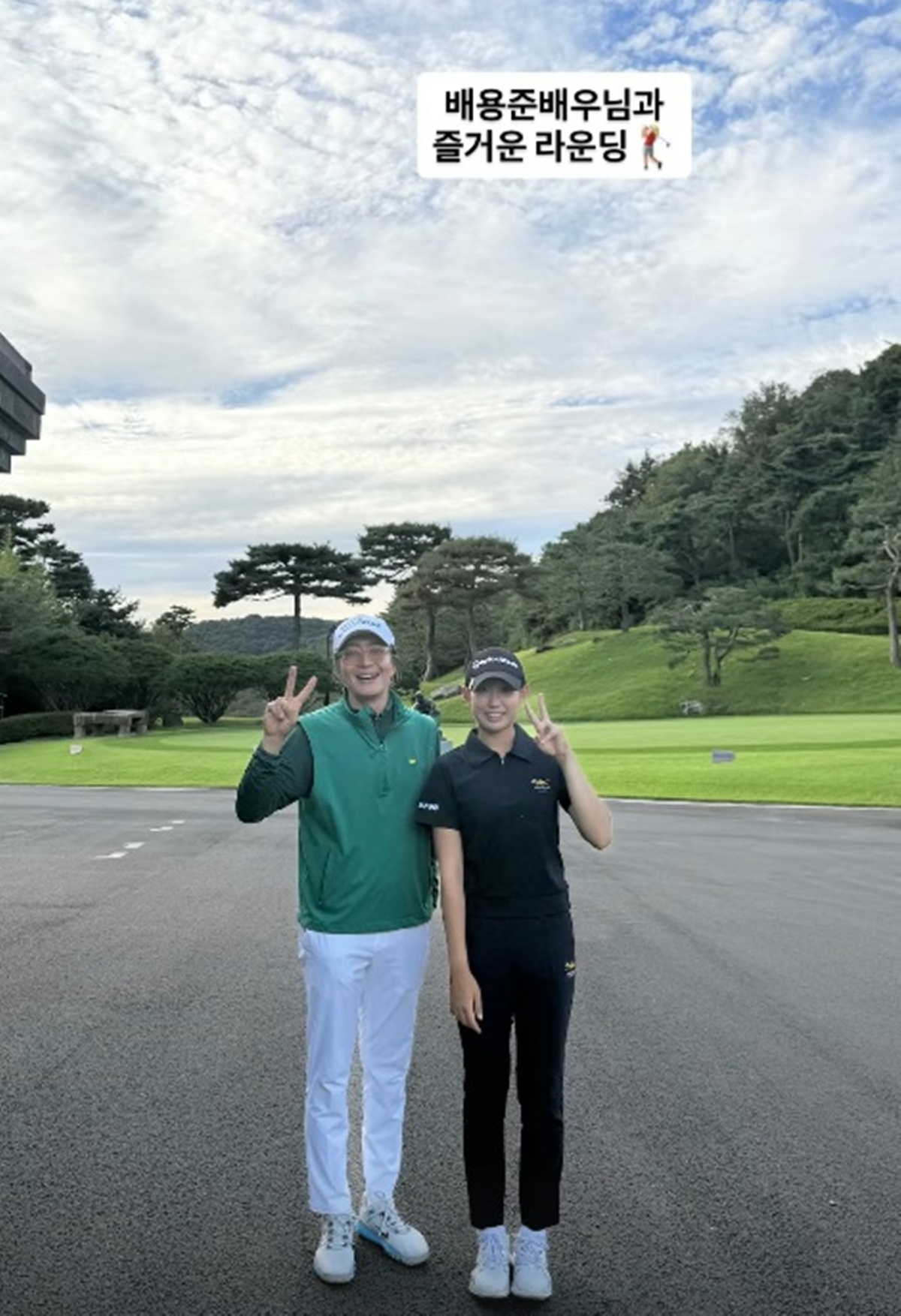 <b>배용준</b>, <b>백발</b>로 골프장 등장…14살 골프선수 옆 '치아 만개' [엑's 이슈]