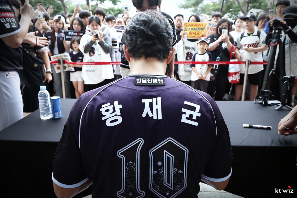 '20년 프로 생활 마감→<b>은퇴식</b> 거행' <b>황재균</b>, 1시간 은퇴사 예고? "지금...
