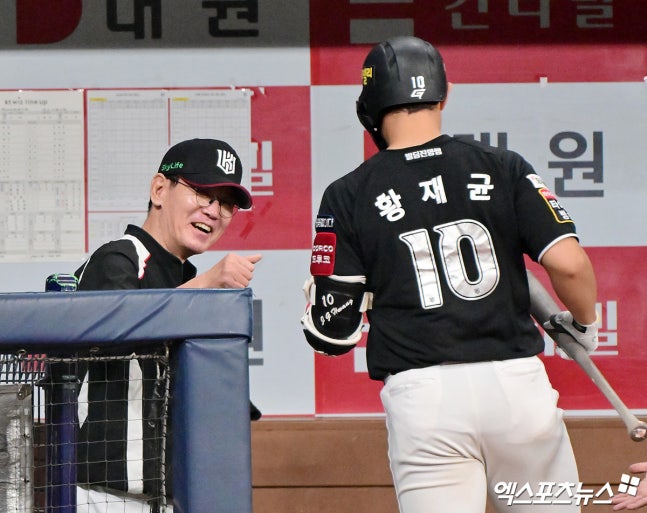 '2021년 감격의 첫 우승' 함께한 제자의 은퇴…<b>이강철</b> 감독 "좋은 추억 ...