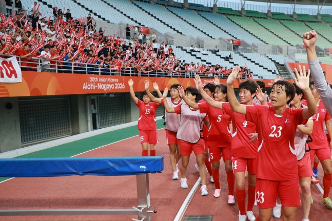 박성진 감독이 이끄는 북한 여자축구 국가대표팀이 17일 일본 오사카의 얀마 스타디움 나가이에서 열린 2026 아이치·나고야 아시안게임 여자축구 조별리그 F조 2차전에서 미얀마를 8-0으로 이겼다. 오는 21일 한국과의 남북대결을 앞두고 빼어난 경기력을 보여줬다. 사진 연합뉴스