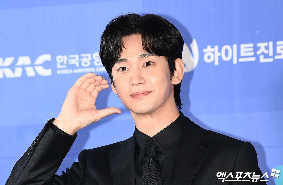 <b>김수현</b>, 오늘(19일) 논란 후 첫 국내 <b>복귀</b>…어떤 모습으로 등장할까 [엑...