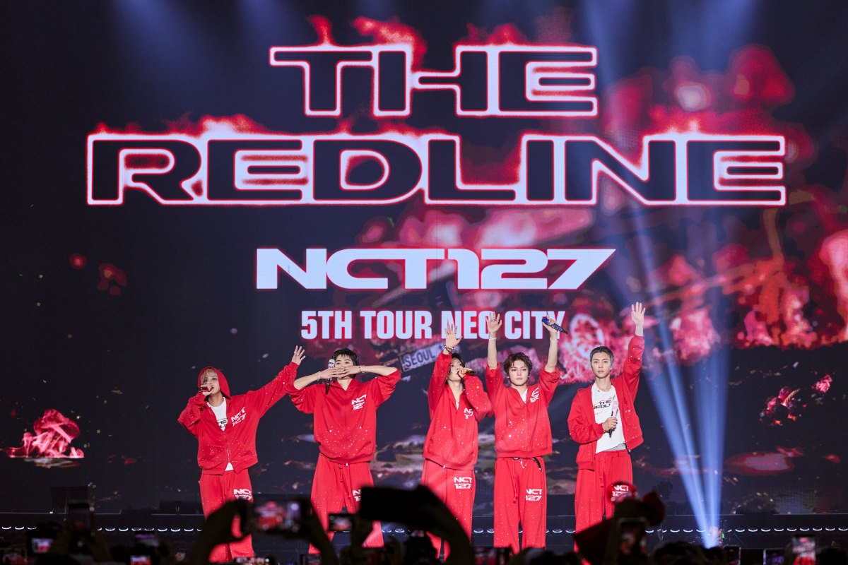 <b>NCT 127</b> 10주년, 군백기도 못 막았다…도영 깜짝 '떡 케이크'·정우와 객...