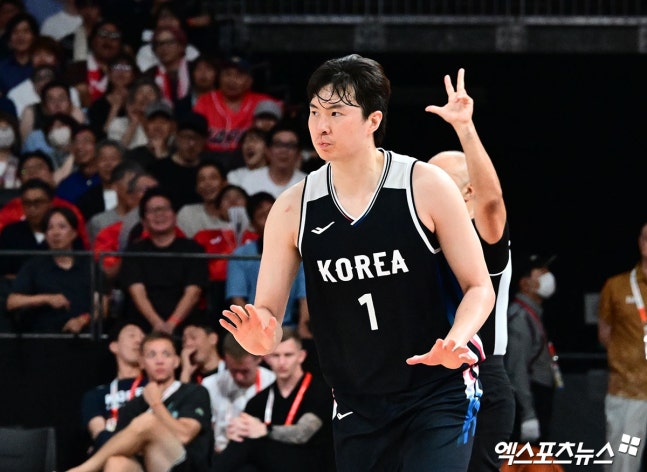 미국 프로농구(NBA) 도전에 나서는 한국 농구 역대 최고의 재능 이현중이 국가대표로 첫 우승과 병역 헤톅까지 두 마리 토끼를 잡았다. 니콜라이스 마줄스 감독이 이끄는 대한민국 남자 농구 대표팀이 20일 일본 나고야시에 있는 아이치 인터내셔널 아레나에서 열린 일본과의 2026 아이치∙나고야 아시안게임 남자 농구 결승전에서 67-57로 승리해 금메달을 차지했다. 2014 인천 대회 후 12년 만에 금메달에 도전한 한국 농구가 다시 한번 아시아 정상에 섰다. 나고야 김한준 기자,